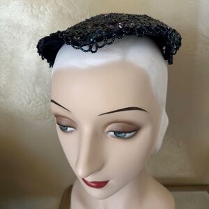 DESIGNER 1950s' IRIDESCENT SEQUIN AND BEADS COCKTAIL HAT